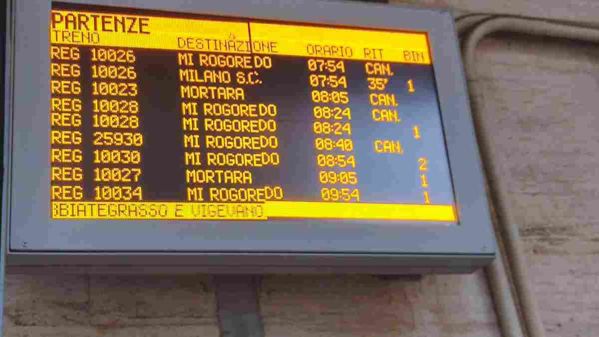 Il maltempo manda in tilt i passaggi a livello: ritardi e soppressioni a raffica sulla Milano-Mortara