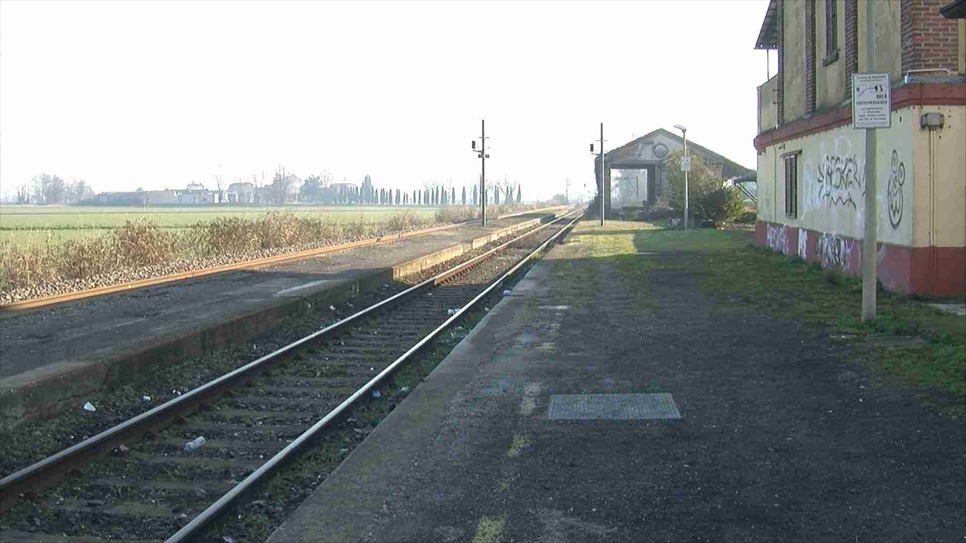 Belgioioso, imbrattano la cartella di una studentessa e le impediscono di prendere il treno: denunciati 21 ragazzi
