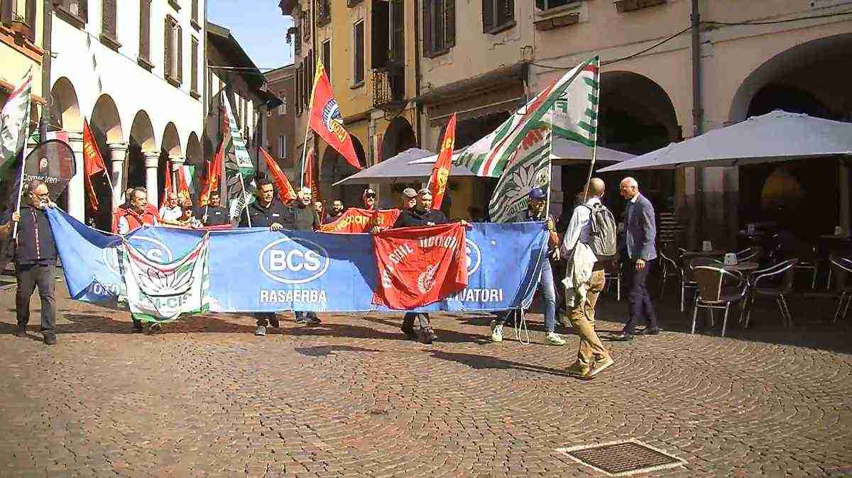 Abbiategrasso, Bcs: senza stipendio da mesi: la protesta dei lavoratori