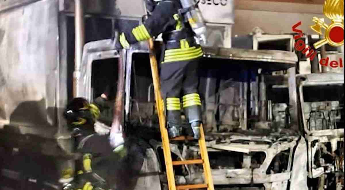 Vanno a fuoco tre mezzi nel cortile di Asm Magenta: si indaga sulle cause