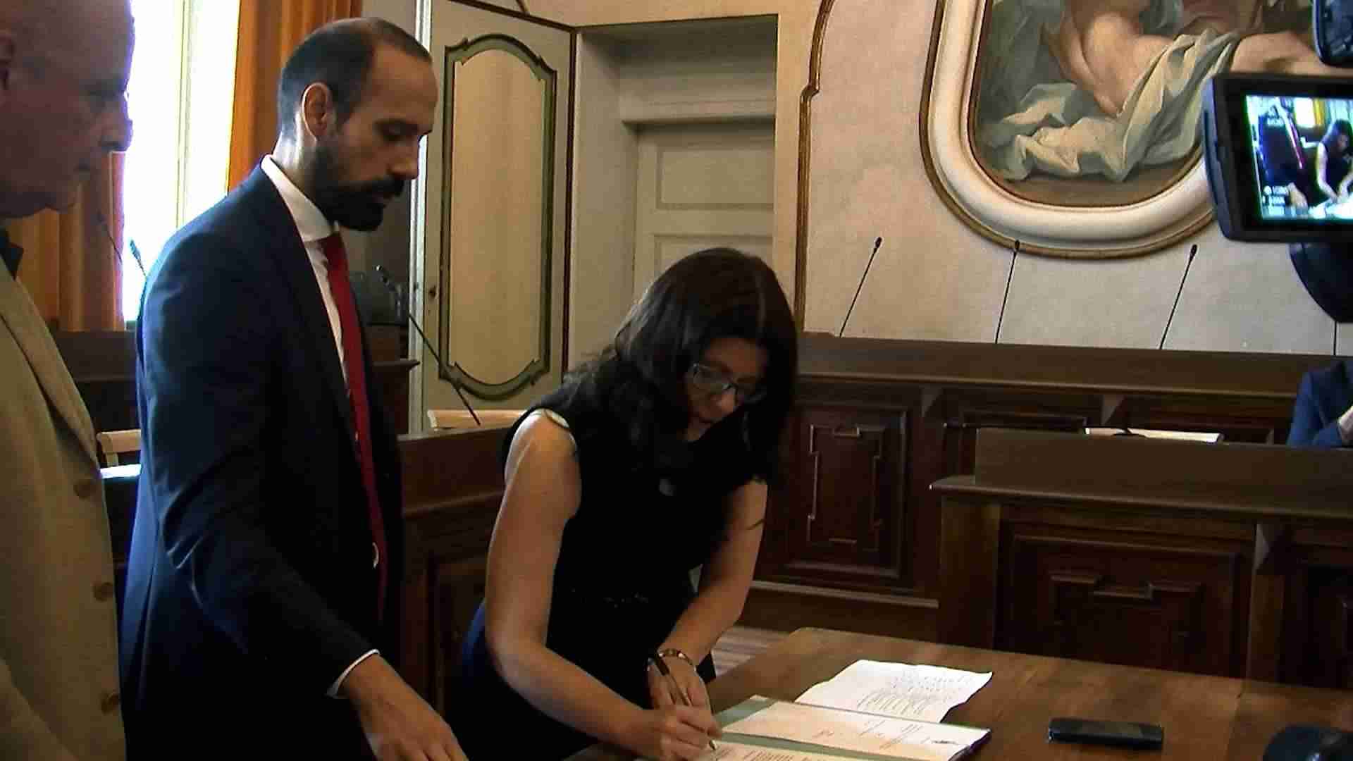 Pavia, sindaco e vicesindaca impiccati in una vignetta: si valuta la querela