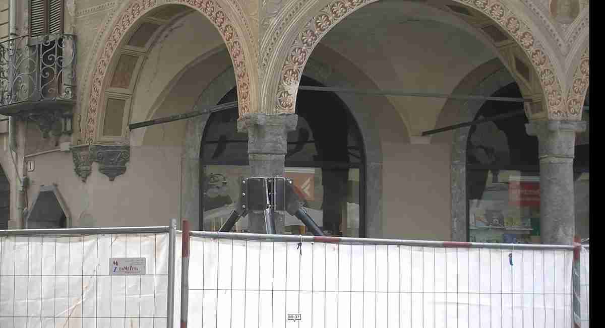 Vigevano, la crepa sulla colonna è in sicurezza: ridotto il cantiere in piazza Ducale