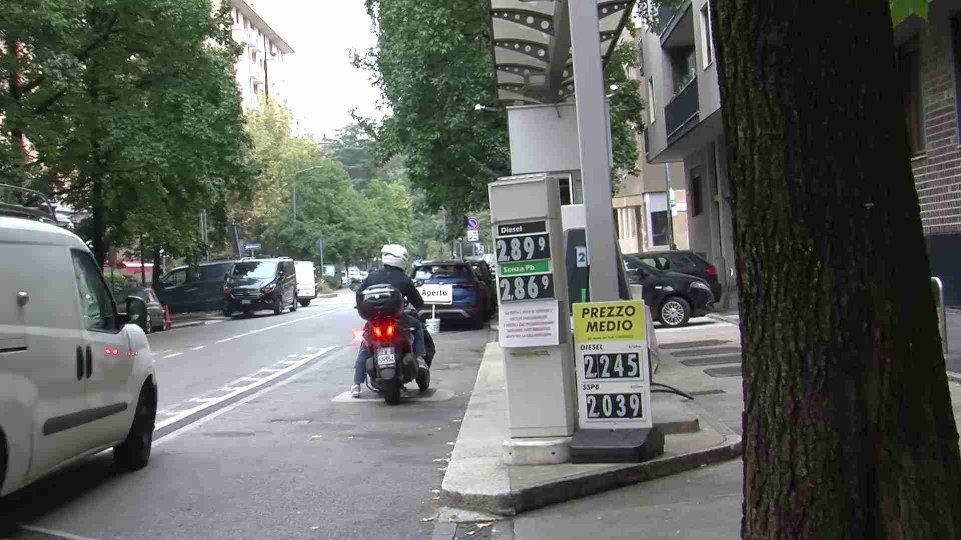 Carburanti, a Milano il pieno torna un salasso: Diesel a quasi 3 Euro al litro