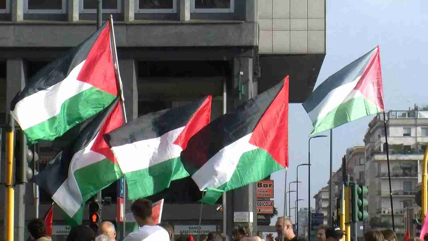 Milano, in centinaia al corteo per la Palestina dopo il 7 ottobre: ”Basta legami con Israele”