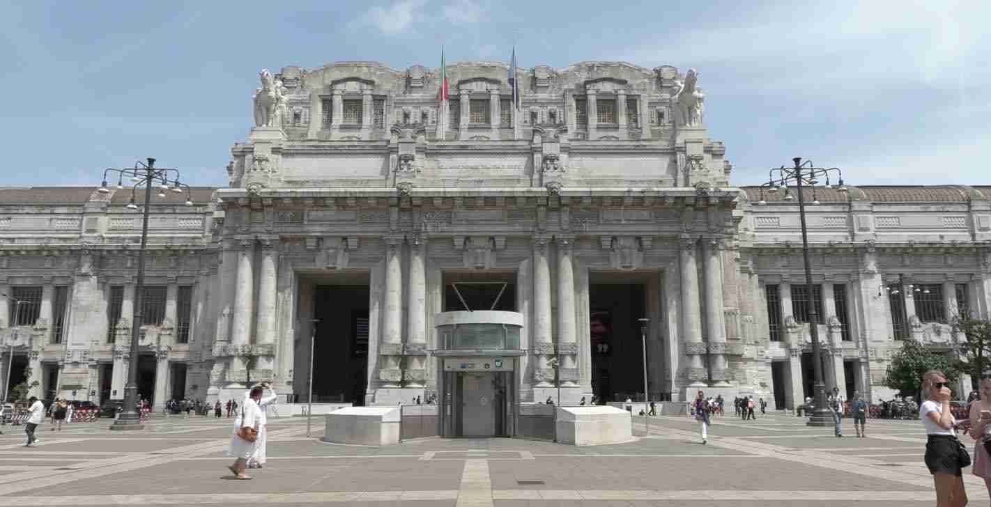 Milano, aggredisce l’ex in Centrale: emergono mesi di violenze e abusi