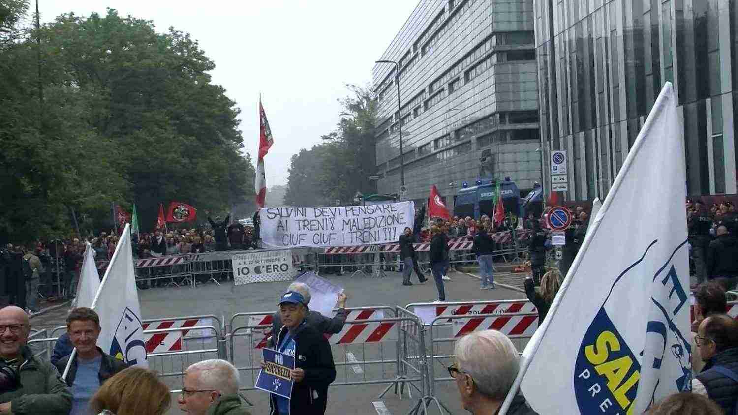 Milano, presidio della Lega fuori dal Csa Lambretta: battaglia a colpi di cori, striscioni e musica
