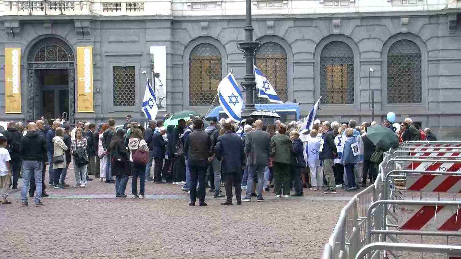 Milano, la commemorazione del 7 ottobre tra flash mob a Palazzo Marino e Sinagoga
