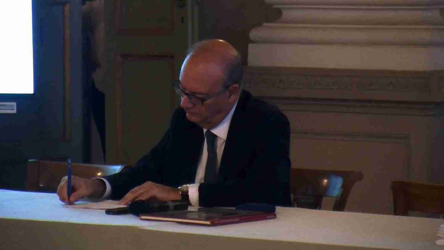 Scuola, il ministro Valditara: ”La violenza parte dai social, si emulano esempi sbagliati”