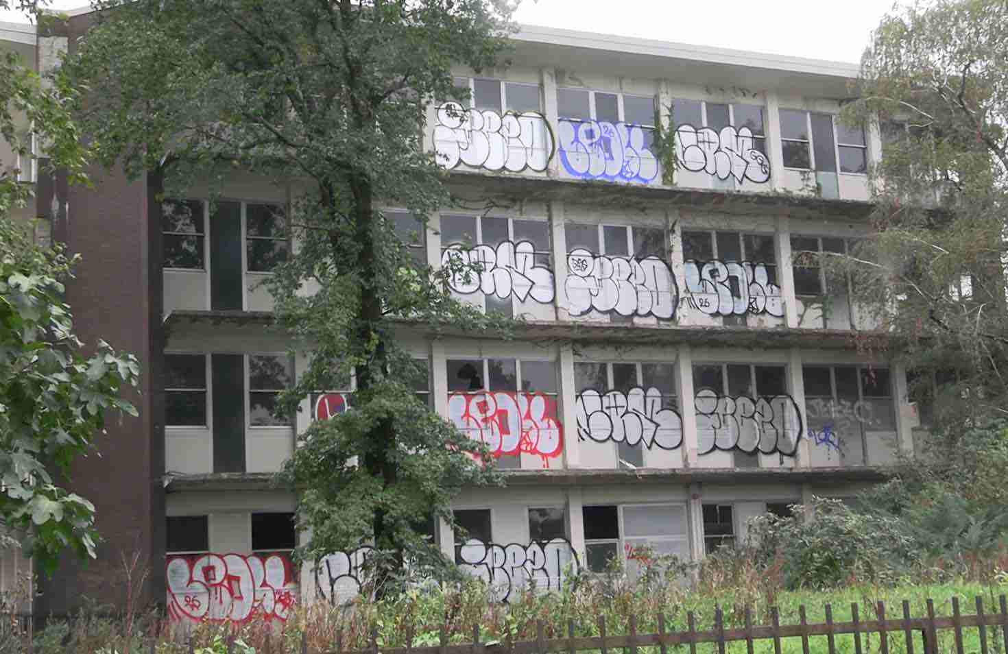 Milano, viale Ungheria, ex centro civico vandalizzato: è polemica sulla sicurezza