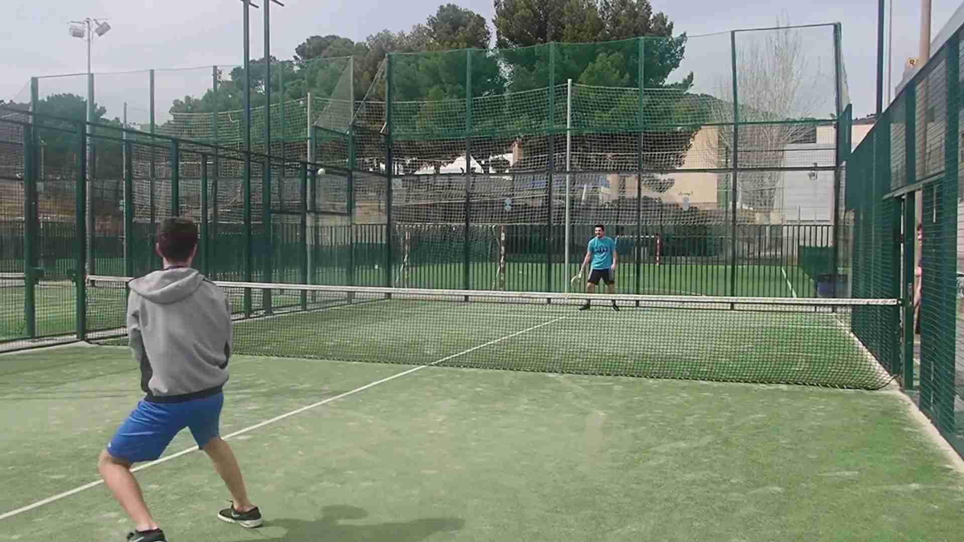 Milano, è polemica sul padel: sfida tra sport e spazi pubblici