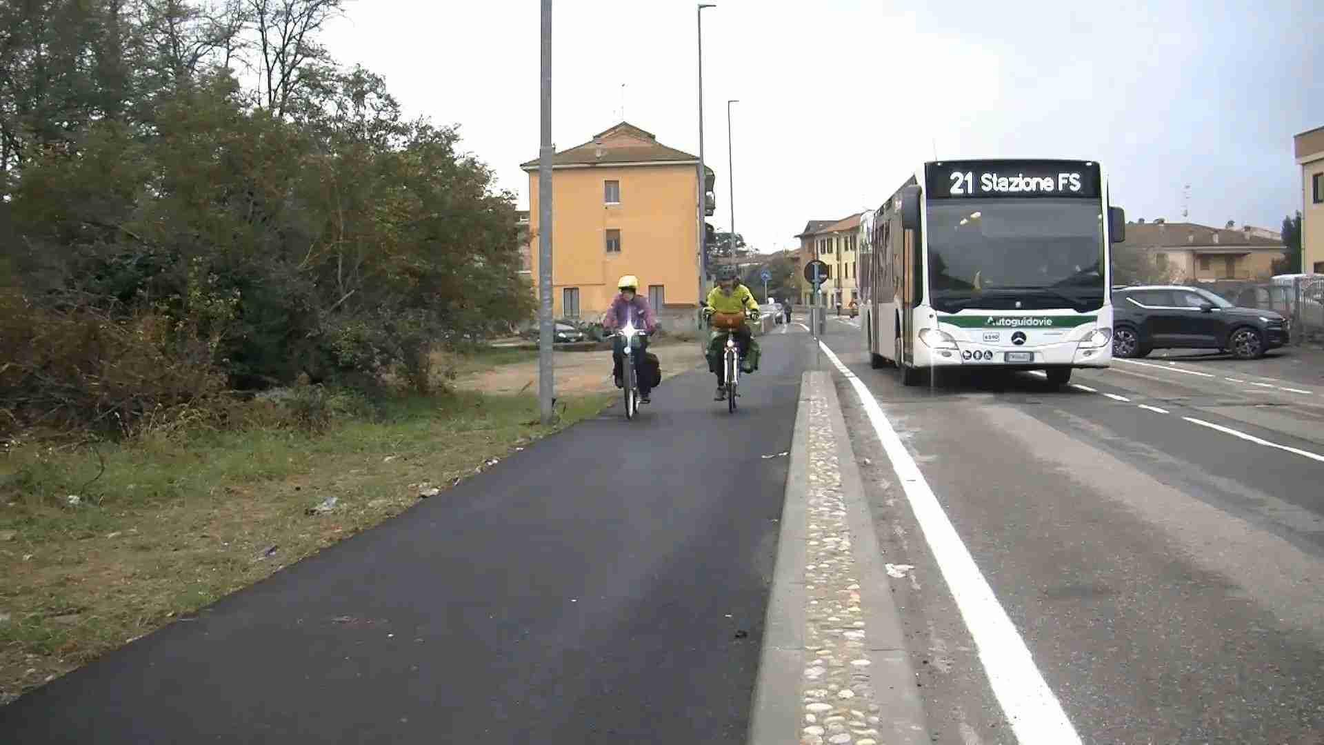 Pavia, più di uno spostamento su due in auto: il nuovo piano punta su trasporto pubblico e bici