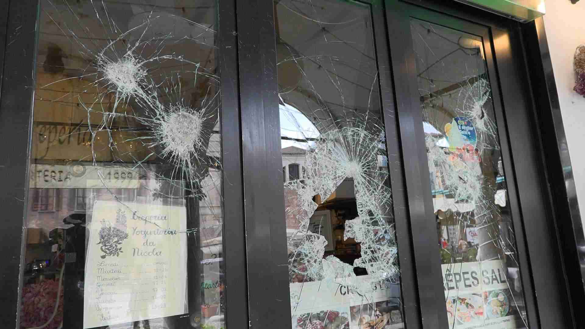 Pavia, ancora una notte di eccessi in centro: rotte le vetrine di una creperia e una farmacia